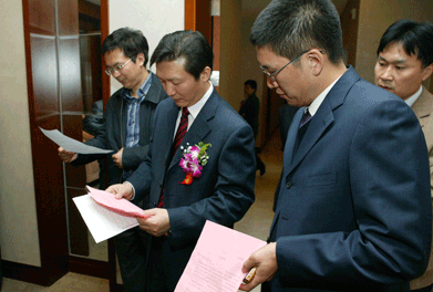 大會主席團(tuán)推舉產(chǎn)生的監(jiān)票人中國質(zhì)量檢驗(yàn)協(xié)會秘書長助理張明、總監(jiān)票人國家質(zhì)檢總局質(zhì)量司司長田世宏在仔細(xì)統(tǒng)計(jì)各項(xiàng)投票數(shù)據(jù)